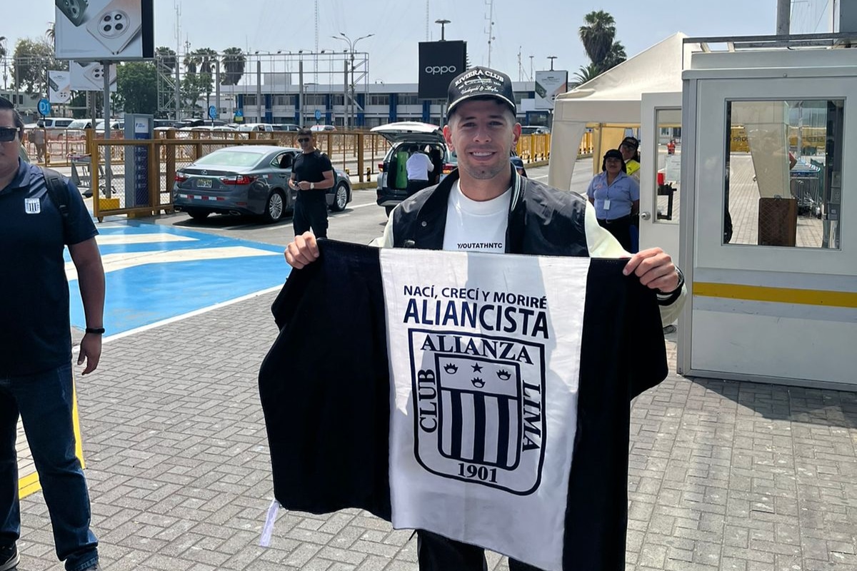 Pablo Ceppelini posó con una bandera de Alianza Lima a su llegada al Perú. (Foto: @Amdiaz2004)