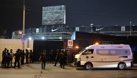 Tras la tragedia en el estadio de Alianza Lima: dos hinchas siguen en UCI y luchan por sus vidas