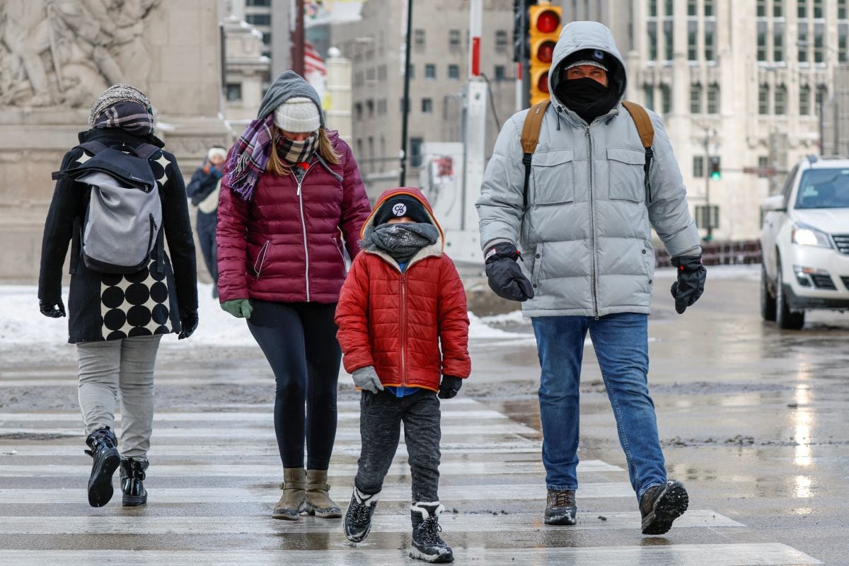 Given the low temperatures, it is necessary to wear warm clothing to avoid frostbite and hypothermia. (Photo: Kamil Krzaczynski / AFP)