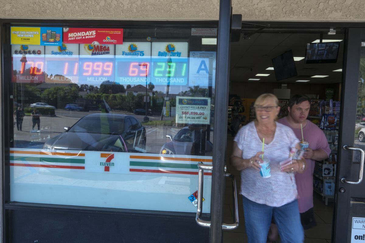 Dos usuarias con sus boletos de Mega Millions (Foto: AFP)