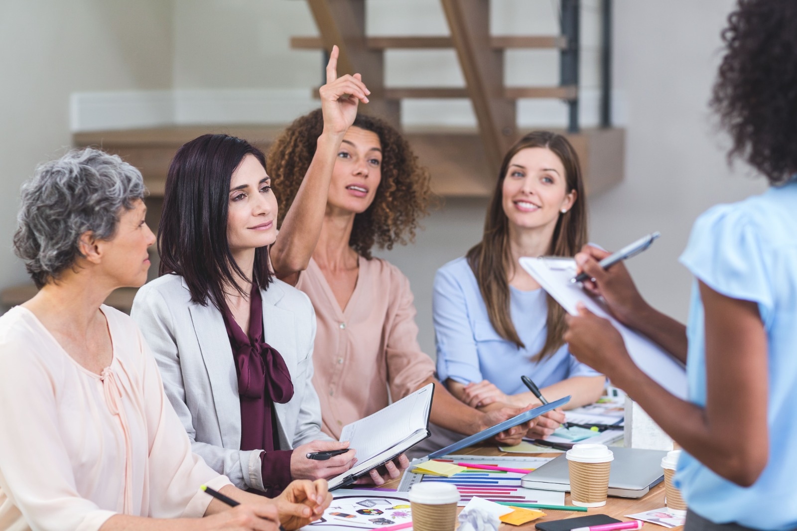 Emprendimiento en Perú: 1 de cada 4 mujeres se capacita en inteligencia artificial para impulsar su negocio