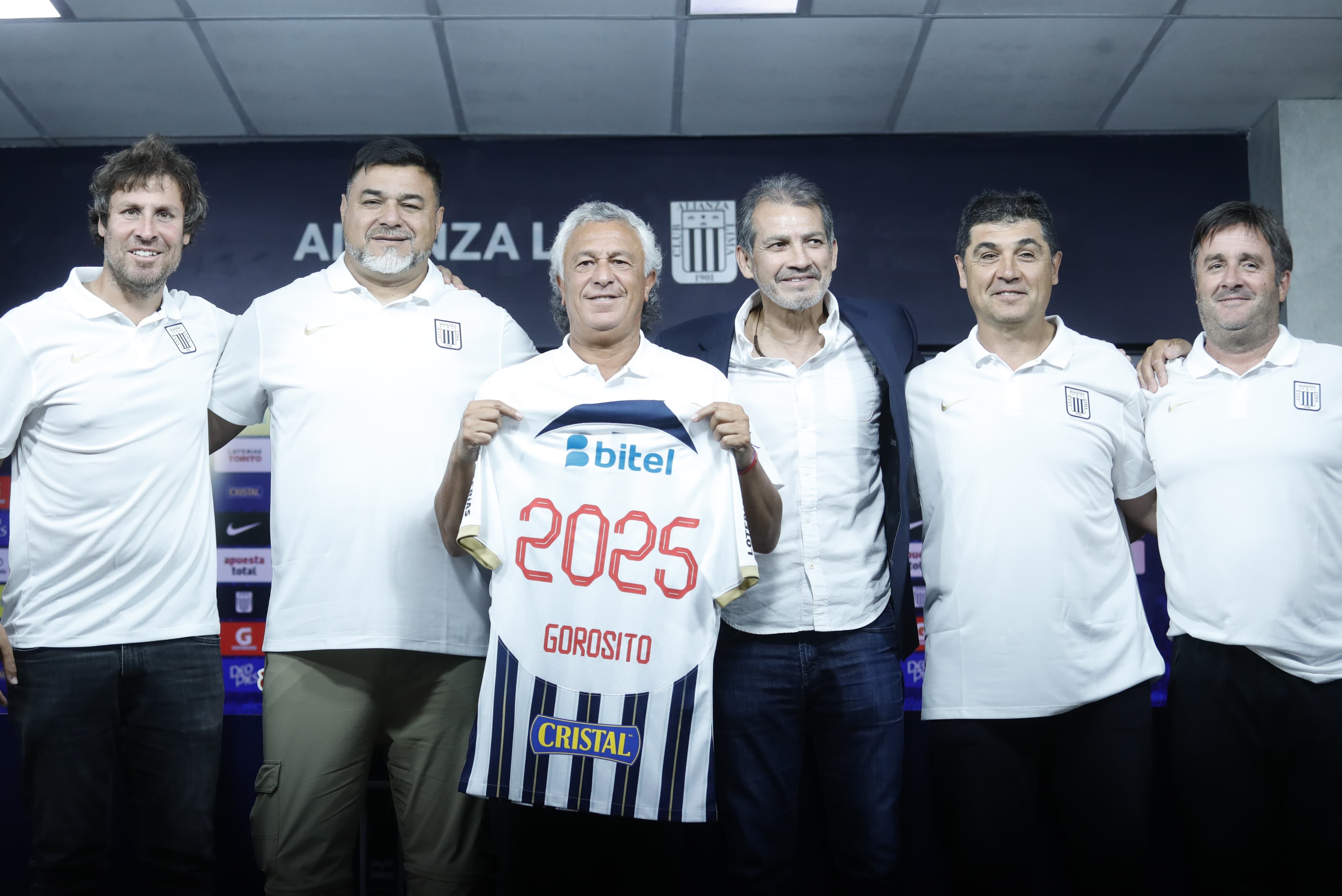 Néstor Gorosito junto a su cuerpo técnico. (Foto: GECT / Jesús Saucedo)