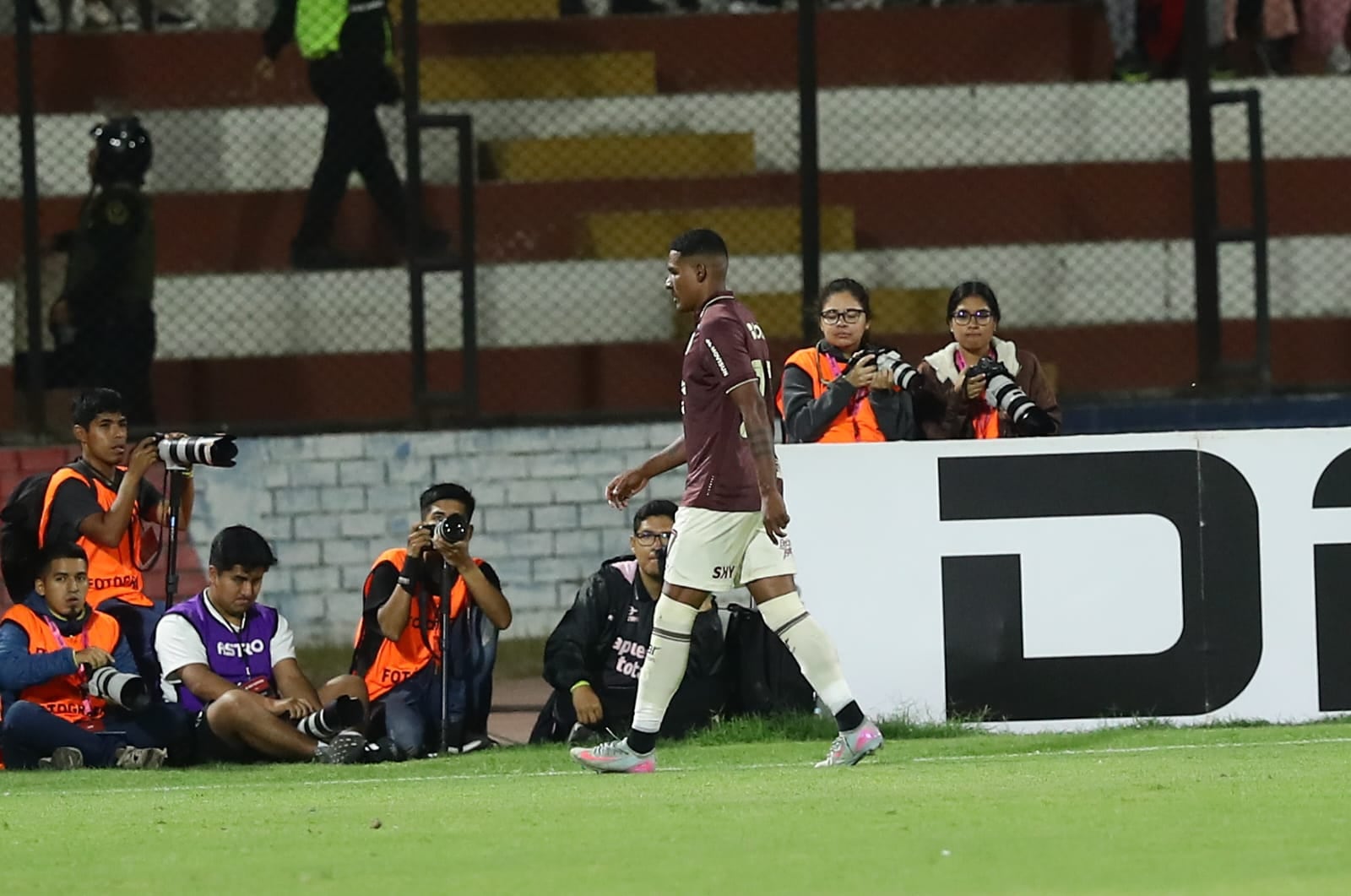 Carabalí fue expulsado en el primer minuto de juego. (Foto: Grupo El Comercio)