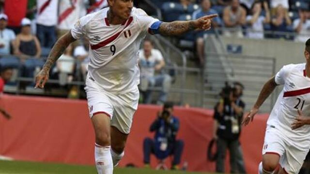 FIFA elogia a Guerrero por ser el nuevo goleador de la Selección Peruana