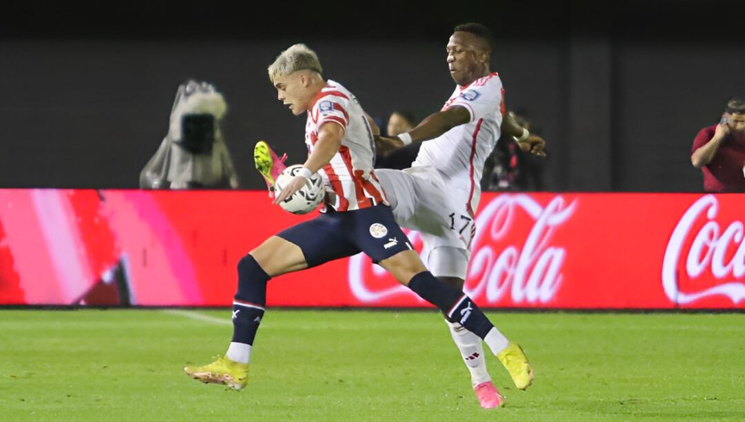 Luis Advíncula registra una expulsión en las Eliminatorias 2026. (Foto: Getty Images)
