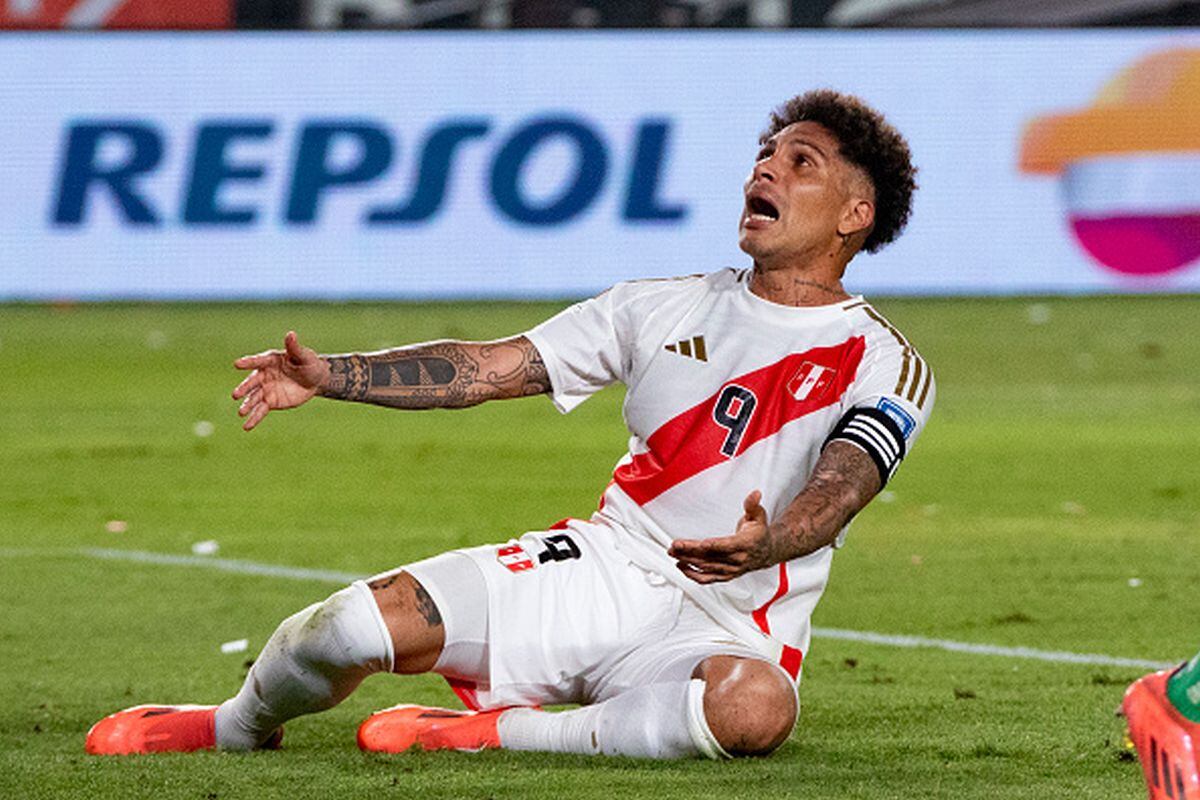 La imagen de Paolo Guerrero tras perder una clara chance de gol ante Chile. (Foto: Getty Images)