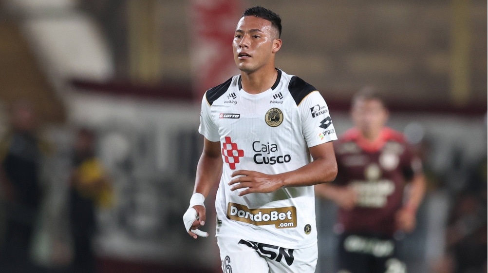 Oswaldo Valenzuela jugó tres temporadas en Alianza Lima antes de llegar a Cusco FC este 2024. (Foto: IMAGO)