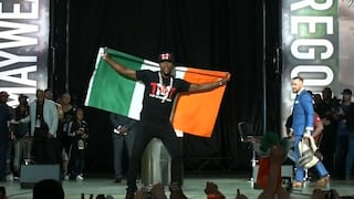 Mayweather usó una bandera de Irlanda para burlarse de McGregor en Toronto [VIDEO]
