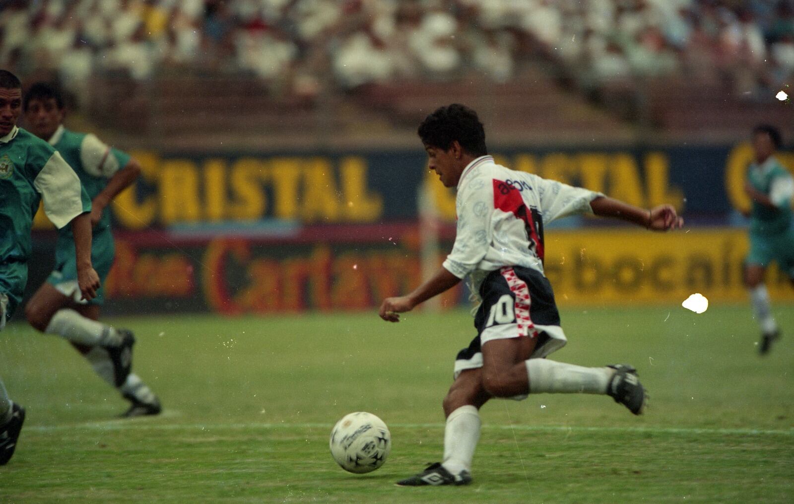 "Lalo" Maradona enfrentando a Lawn Tennis por el torneo local en 1998. (ARCHIVO GEC)