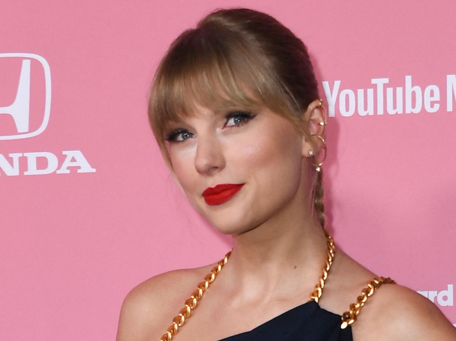 Swift combinó su collar de ópalo con una minifalda plisada de Sandy Liang, botas Gucci y un bolso Louis Vuitton. (Foto referencial: Valerie Macon / AFP)