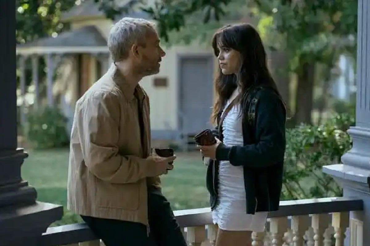 Martin Freeman como Jonathan Miller y Jenna Ortega como Cairo Sweet en la película "Miller's Girl" (Foto: Lionsgate)