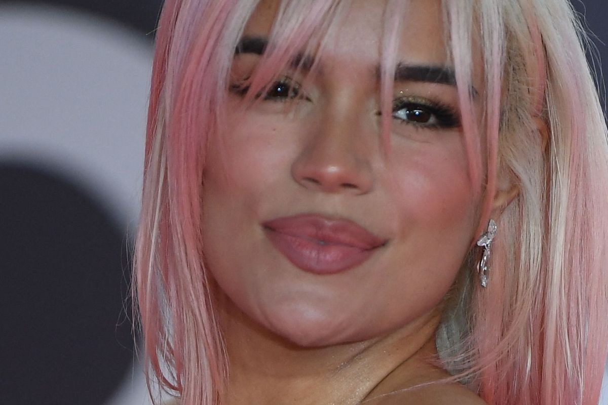 Karol G pasó el susto de su vida en su avión privado. Aquí posando en la sala de prensa con el Grammy al Mejor Álbum de Música Urbana por "Mañana será bonito" (Foto: Jorge Guerrero / AFP)