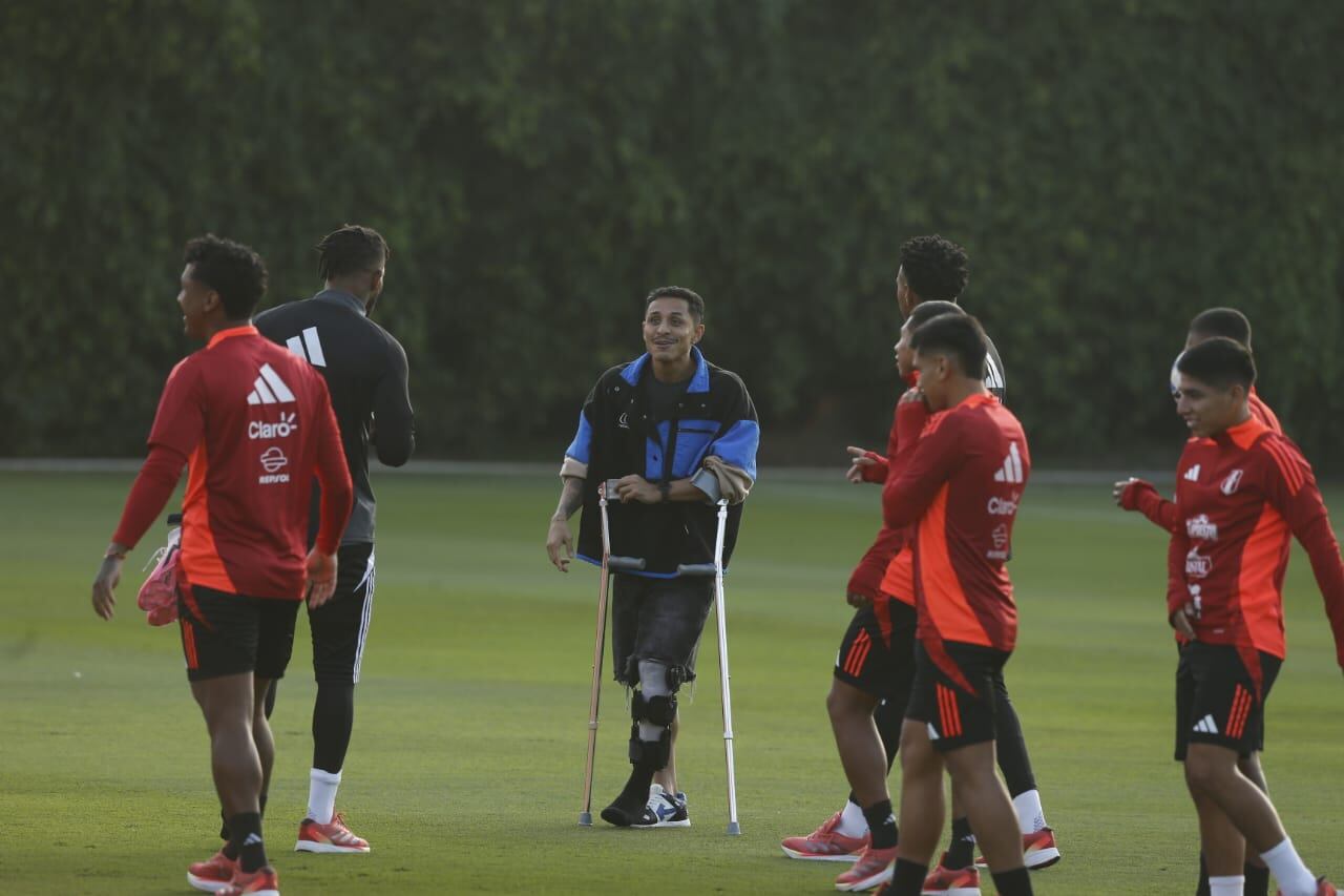 Previo al amistoso contra Paraguay en Lima, Yoshimar Yotún vistió a sus compañeros de la Selección Peruana. (Foto: Fotos: Violeta Ayasta/@photo.gec).