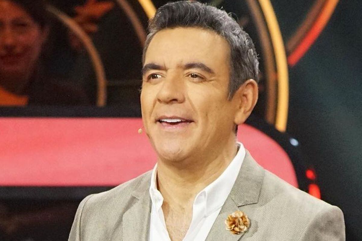 Héctor Sandarti destaca por su carisma en la conducción (Foto: Telemundo)