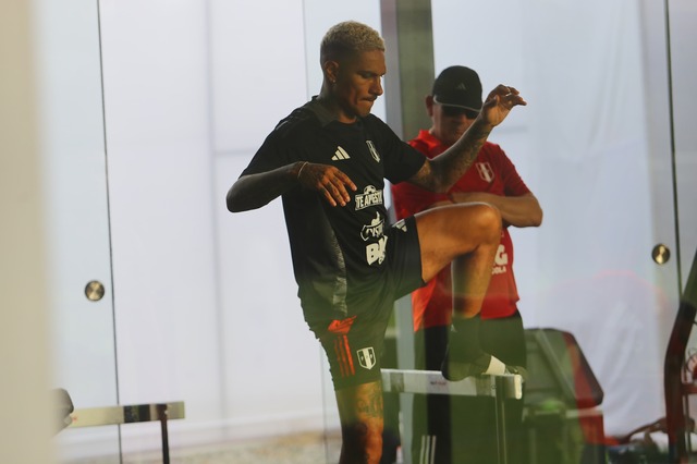 Paolo Guerrero realizando ejercicios en el nuevo gimnasio de la Selección Peruana. (Fotos Jesús Saucedo/@photo.gec).