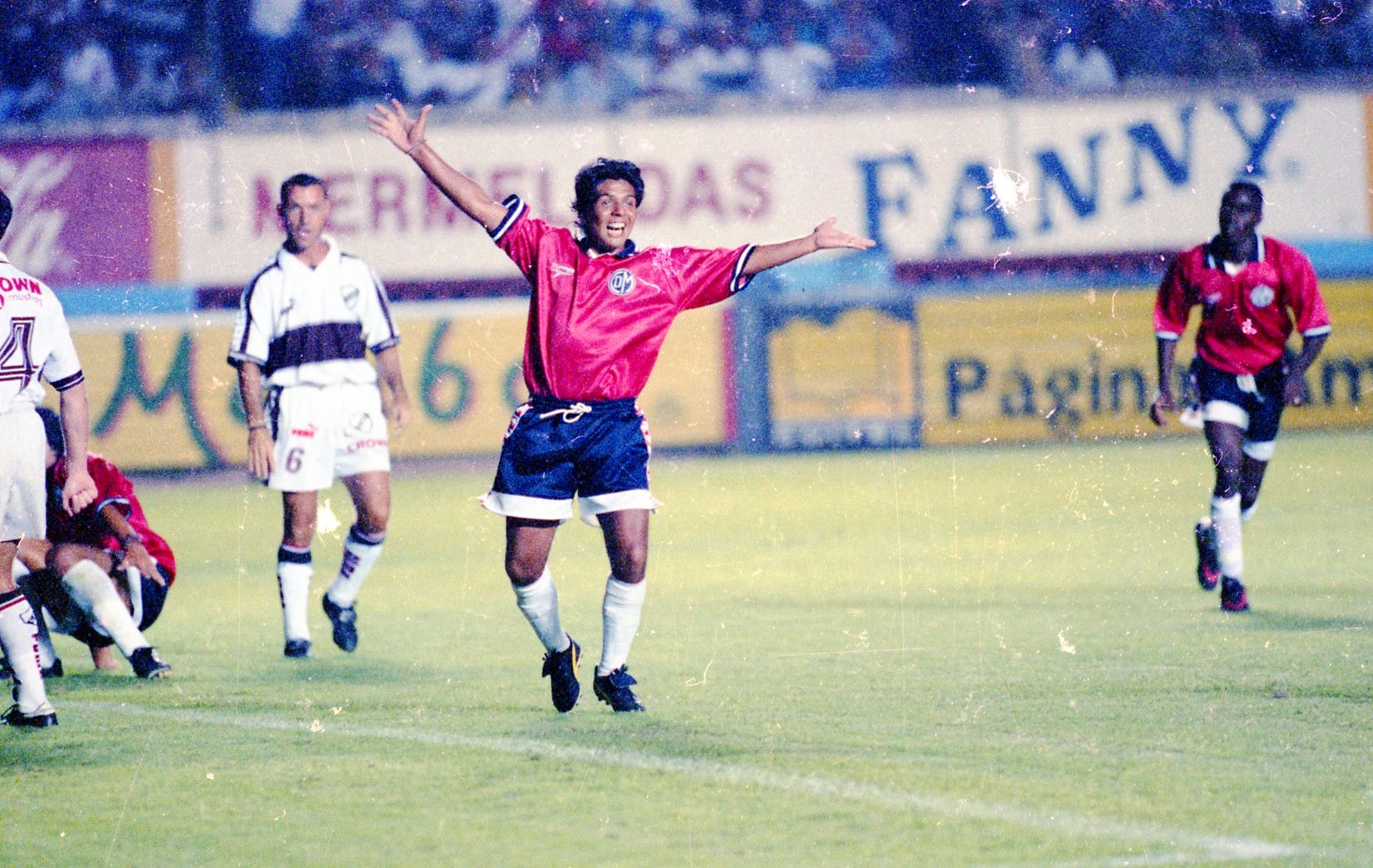 "Lalo" Maradona festejando un gol con Municipal en su presentación ante Platense. (ARCHIVO GEC)