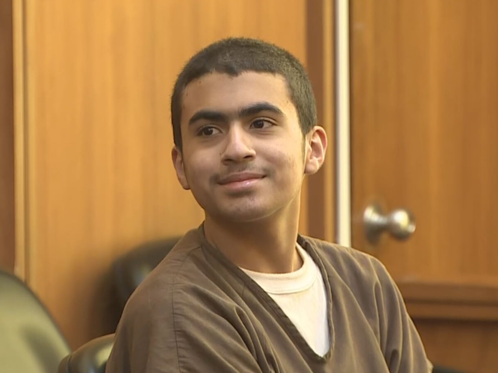 Derek Rosa sonriéndole a su abuela en una de las audiencias que, de momento, ha tenido (Foto: NBC / YouTube)