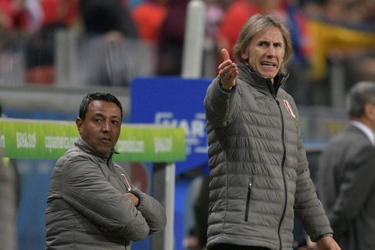 En su primera experiencia desde el banquillo, Solano asistió a Ricardo Gareca en la selección peruana para las Eliminatorias 2018 y 2022.