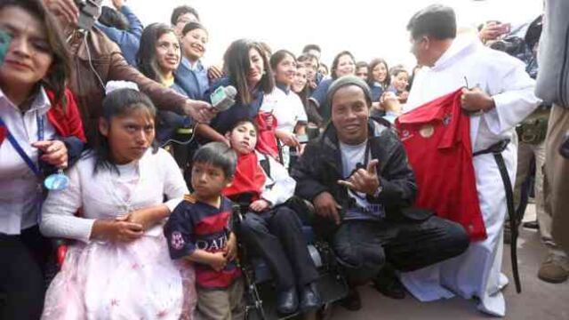 Ronaldinho visitó clínica San Juan de Dios en Cusco y niño lo sorprendió