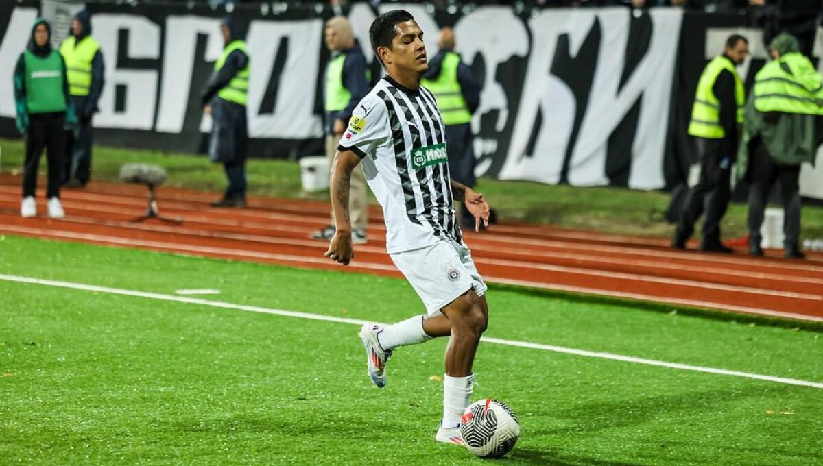 Joao Grimaldo podría ser cedido a otro club cuando se abra el mercado de pases en Europa. (Foto: Partizán)