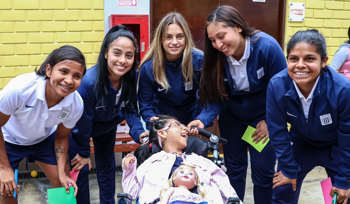 Alianza Lima femenino llevó alegría a la Casa Ronald McDonald. (Foto: Alianza Lima)