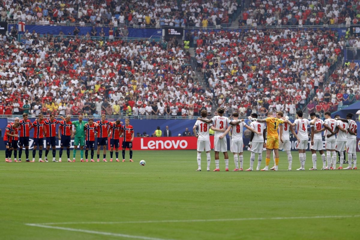¡Dolor en el Mundial! Rinden homenaje a Jayden Adams antes del Noruega vs. Inglaterra (Foto: EFE)