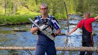 La nueva profesión de Haaland: vacaciona como leñador en Noruega