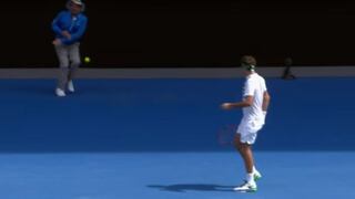Australian Open 2016: recogebolas recibió un pelotazo donde más duele (VIDEO)