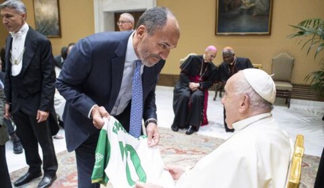 El Papa Francisco recibió camiseta de Racing de España. (Foto: Difusión)