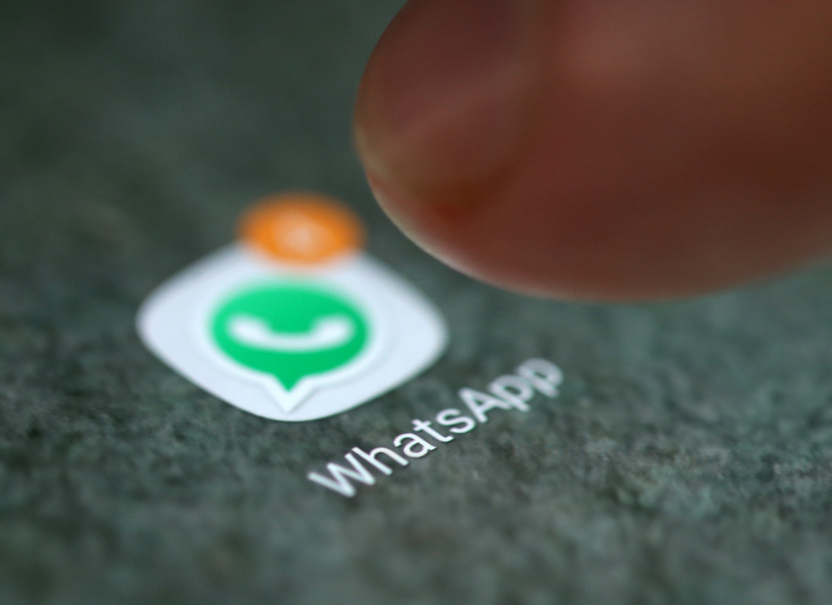 WHATSAPP | Descubre cómo conocer quién te escribió sin aparecer "En línea". (Foto: Reuters)