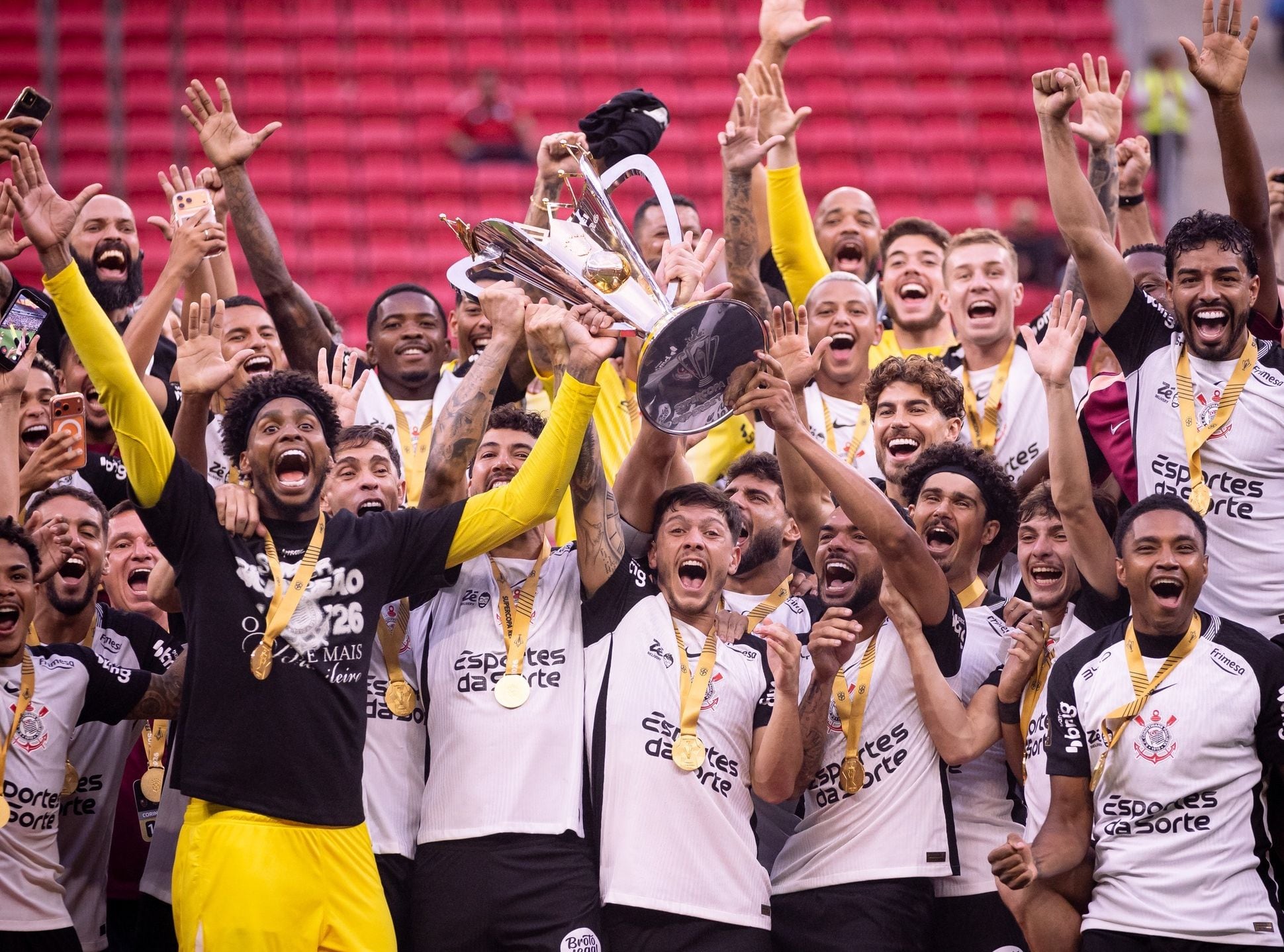 El plantel del 'Timao' con el trofeo de la Supercopa de Brasil. (Foto: Corinthians)