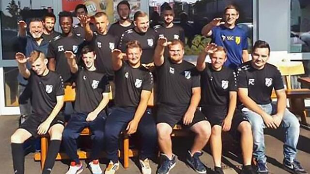 Medidas drásticas: equipo alemán despidió a siete jugadores por hacer saludo nazi