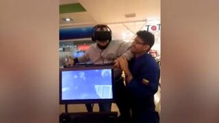 ¡Tremendo susto! Hombre usa lentes de realidad virtual y su reacción es tendencia en Internet [VIDEO]