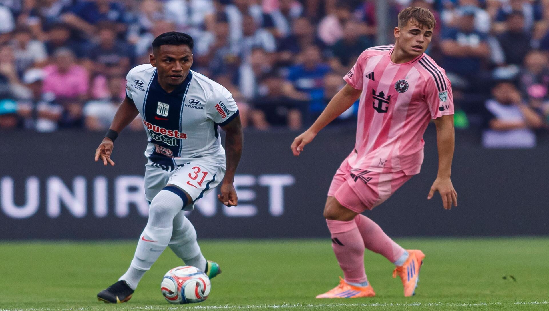 Los blanquiazules buscarán dar un importante paso en el duelo 2 de Mayo vs Alianza Lima (Crédito: Alamy Stock Photo).