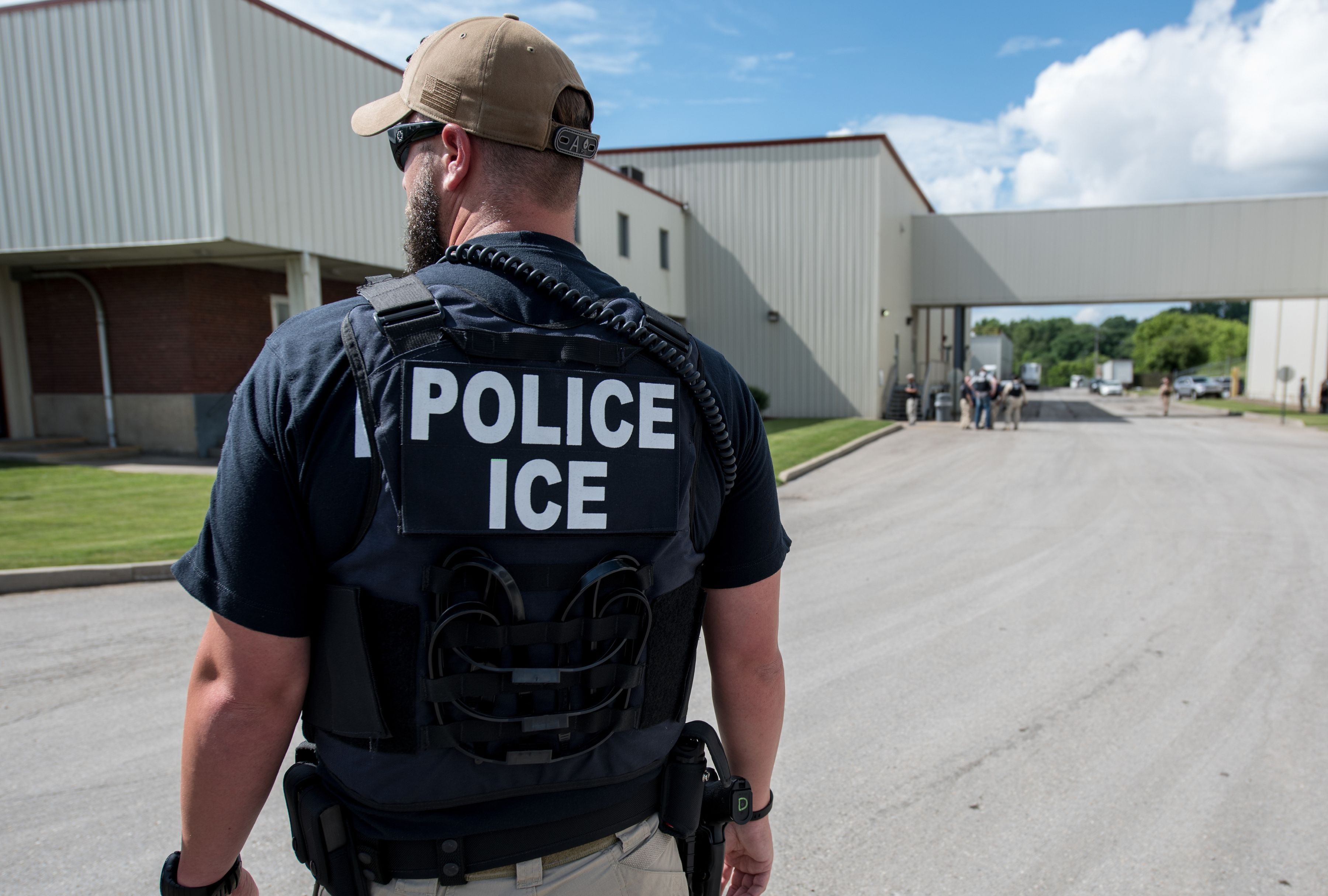 Un agente ICE en un operativo. (Foto: Smith Collection/Gado/Getty Images)