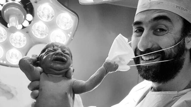 El momento en que un recién nacido le quita la mascarilla al doctor que lo trajo al mundo