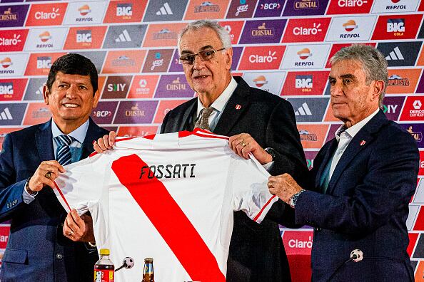Jorge Fossati asumió el cargo de entrenador de la Selección Peruana en lugar de Juan Reynoso. (Foto: Getty Images)