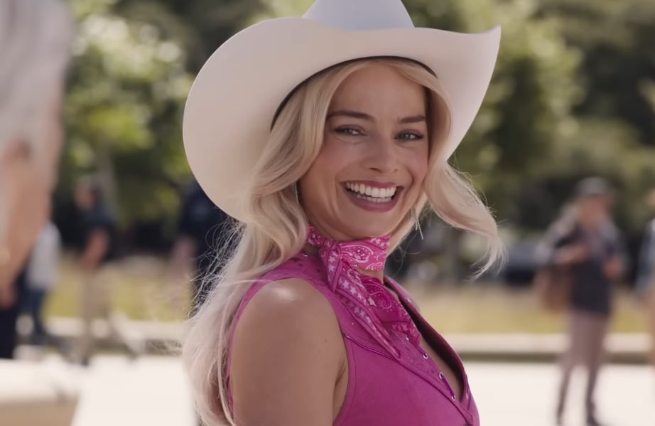 Este es el preciso momento, en el que Barbie habla con la anciana en la parada de atutobuses (Foto: Warner Bros)