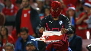 Así no, Chile: un hincha quemó la camiseta de Perú en el Nacional de Santiago