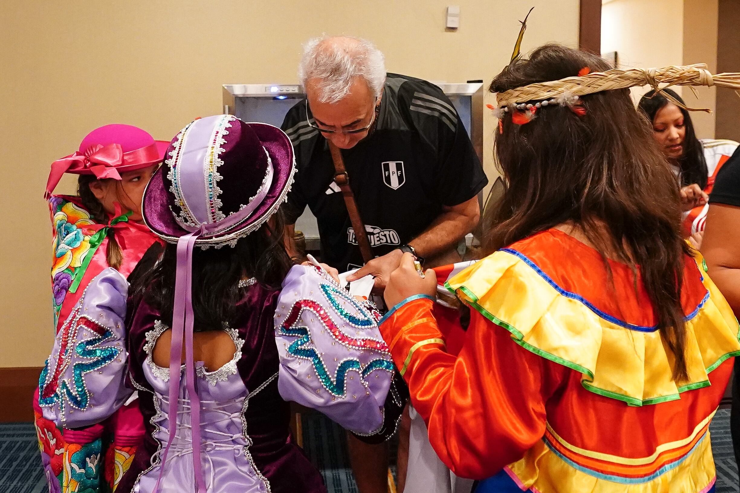 La Bicolor compartió un emotivo momento junto a niños hijos de ciudadanos peruanos nacidos en EE.UU. (Foto: Selección Peruana).