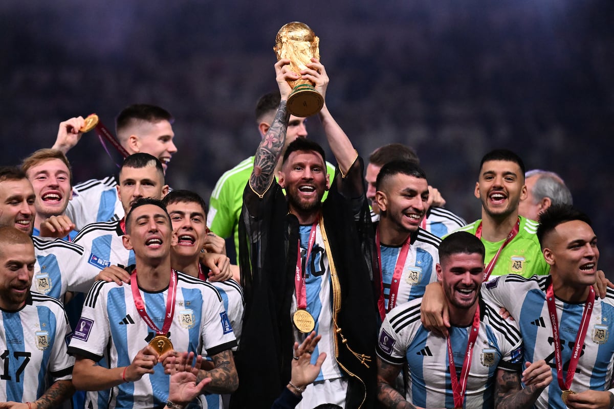 La felicidad colectiva que reviven los argentinos en el primer aniversario de ganar el Mundial de fútbol Qatar 2022 actúa como un bálsamo para la crisis económica y la tensión política que vive el país un año después. (Foto de Kirill KUDRYAVTSEV / AFP)