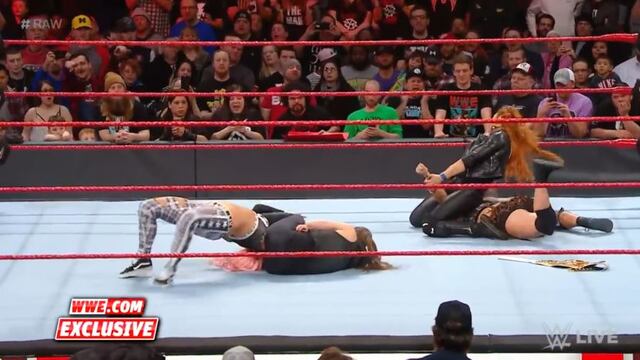 Buen dúo: Ronda y Becky unieron fuerzas para enfrentar aThe Riott Squad tras finalizar WWE RAW [VIDEO]