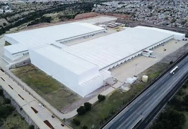 Megafarmacia abarcará aproximadamente 50 hectáreas, con nueve hectáreas bajo techo, equivalente a un espacio similar a “seis o siete zócalos techados”. (Foto: X).