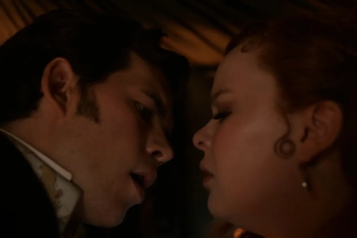 La escena de Colin (Luke Newton) y Penelope Featherington (Nicola Coughlan) en en el carruaje en el cuarto episodio de la temporada 3 de "Bridgerton" (Foto: Netflix)