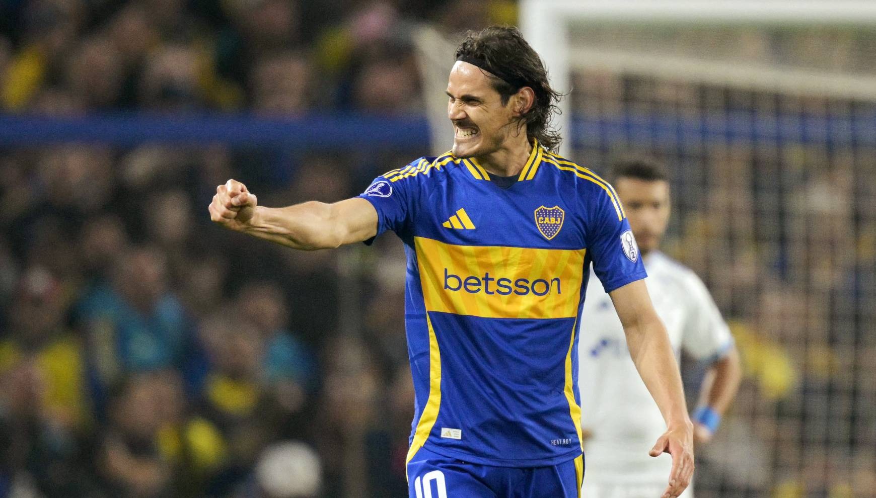 El delantero uruguayo Edinson Cavani celebra el único gol que sirvió para darle la victoria a Boca Juniors sobre el Cruzeiro en la ida de los octavos de final de la Copa Sudamericana 2024. (Foto: JUAN MABROMATA / AFP)