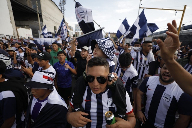 Hinchas de Alianza Lima y su aliento previo a la final con Universitario. (Foto: Julio Reaño/@Photo.gec)