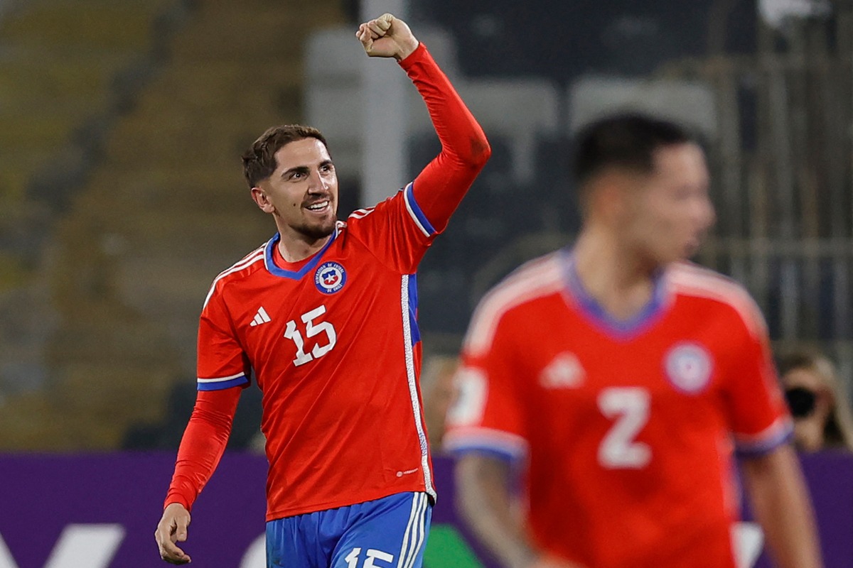El centrocampista chileno Diego Valdés celebra tras marcar el primer gol de su equipo durante el partido de fútbol de clasificación para el Sudamericano de la Copa Mundial de la FIFA 2026 entre Chile y Perú en el estadio Monumental David Arellano de Macul, Santiago, el 12 de octubre de 2023. | Crédito: Martin Bernetti / AFP