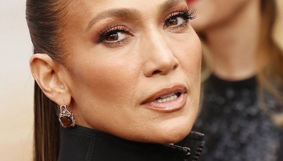 Ahora Jennifer Lopez decidió no usar su aro de matrimonio, ¿será que ahora sí se divorcian? Aquí cuando llegó al estreno mundial de "The Flash" en Ovation Hollywood en Hollywood, California, el 12 de junio de 2023 (Foto: Michael Tran / AFP)