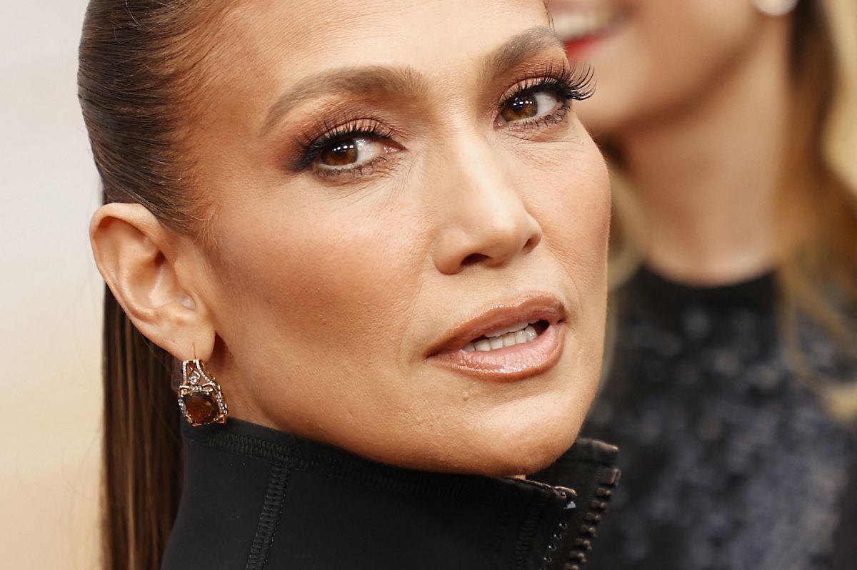 Ahora Jennifer Lopez decidió no usar su aro de matrimonio, ¿será que ahora sí se divorcian? Aquí cuando llegó al estreno mundial de "The Flash" en Ovation Hollywood en Hollywood, California, el 12 de junio de 2023 (Foto: Michael Tran / AFP)