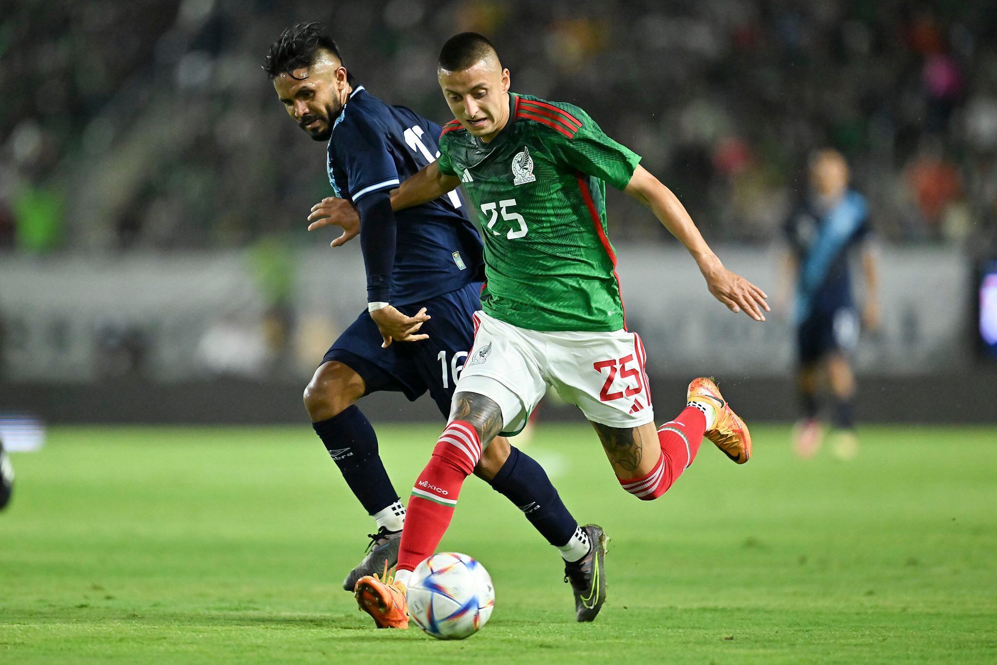 Roberto Alvarado se integra para disputar la Copa Oro, tras la baja de Alexis Vega. (Tw Selección Mexicana)